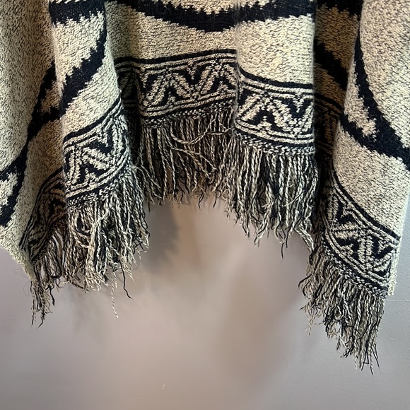 DREAMERS Oversized Knit Tribal Poncho M L - Picture 9 of 9